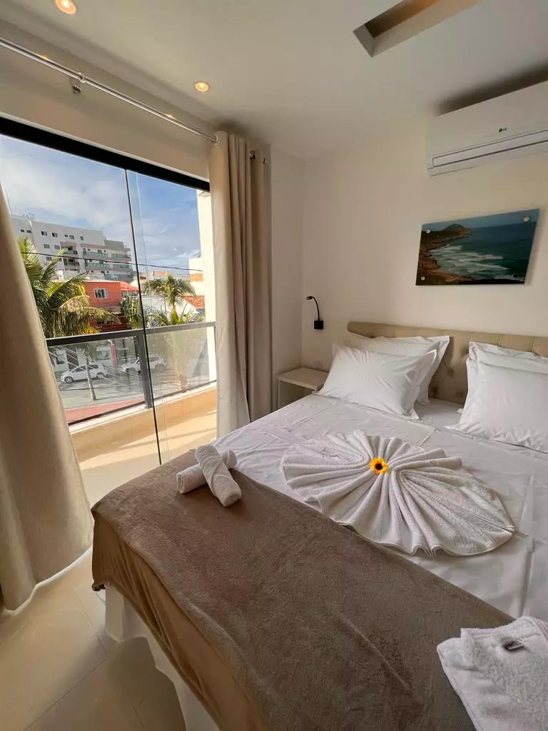 SUITE TRIPLA COM VARANDA DE FRENTE